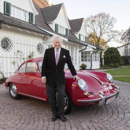 Wolfgang Porsche junto al Porsche 356