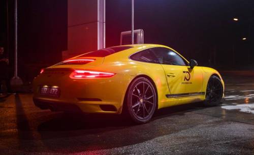 El equipo perfecto: una potente pareja y el Porsche 911 carrera T El equipo perfecto: una potente pareja y el Porsche 911 carrera T