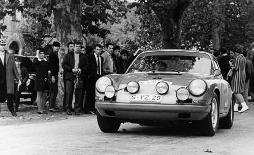 "Elegante Sportiva, Sportiva Elegante" las dos facetas de Porsche "Elegante Sportiva, Sportiva Elegante" las dos facetas de Porsche