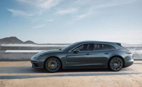 Porsche amplía la familia Panamera con la incorporación de una nueva versión de carrocería. El Panamera Sport Turismo celebra su estreno mundial en el Salón del Automóvil de Ginebra (7 al 19 de marzo de 2017), donde se expondrán cinco variantes diferentes: Panamera 4, Panamera 4S, Panamera 4S Diesel, Panamera 4 E-Hybrid y Panamera Turbo. Basada en el éxito de la berlina deportiva, esta nueva versión hace, una vez más, una declaración de intenciones en el segmento del lujo, gracias a su inconfundible diseño.