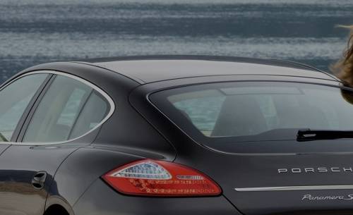 Mujer apollada en Porsche Panamera