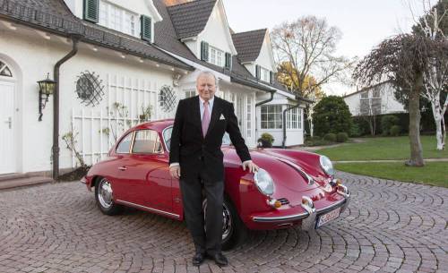 Wolfgang Porsche junto al Porsche 356