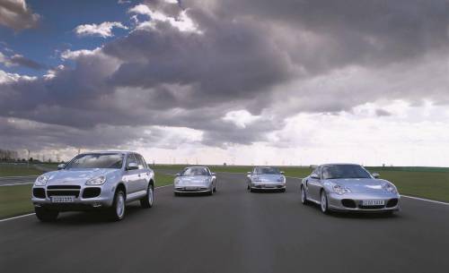 Grupo de Porsche en la carretera