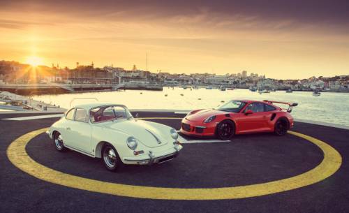 Dos Porsche en cerca del mar