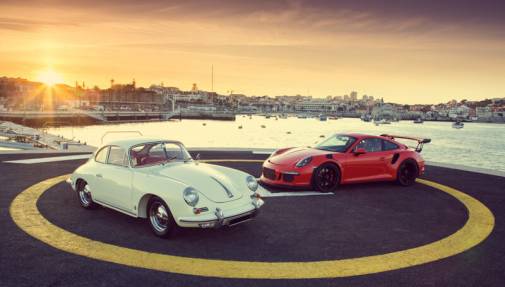 Dos Porsche en cerca del mar